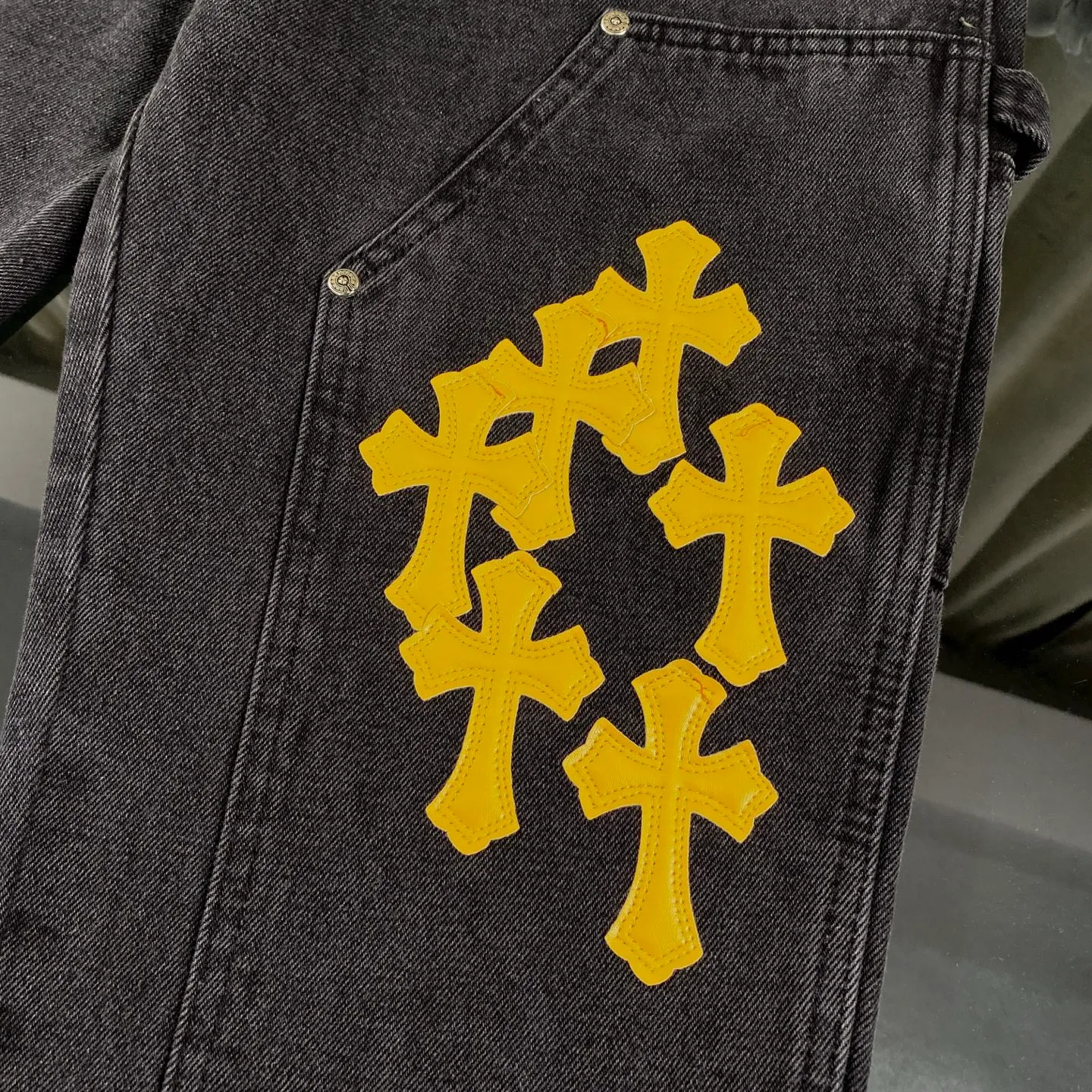 P270 CH Chromehearts yellow leather black denim overalls logging pants, price 34W level, patchwork cross pattern embellishment, washed jeans! ! An absolutely high-end luxury product, a 1.9W-level god-level single product, a super popular product, made by top heavy industry, a magic weapon that cannot be missed! [About Zangyin] This is an extremely luxurious fashion brand that can also be called the aristocracy of the high street. It has always been an exclusive brand for some hipsters or rich second generations. Compared with ordinary high streets, it is more luxurious and noble. Compared with luxury brands, it is more fashionable and individual. It has always been a brand that I have a special liking for. [Top heavy industry fashion design] Consistently high-street luxury style. Speaking of this style, the Zangyin family and GU family are definitely the leading representative brands. Especially the Zangyin family has really achieved a state-of-the-art effect in creating high-street style. The unique washed material is used to create this style. The color system is already quite eye-catching. After it is decorated with patchwork cross flowers, it cleverly highlights the charm of the brand. Secondly, this style uses classic The high-waist cutting design highlights the long legs and fashionable temperament of the upper body. The brand is highly recognizable and the slim fit configuration is more suitable for daily wear. It is a product that interprets personality, fashion, and specifications at a glance. This single product is enough to make any fan excited. It can be a white T-shirt for a youthful college style, or a tight suspender for a royal style. It has strong matching ability and can be easily controlled by men.  [Materials and craftsmanship] Needless to say, this point goes without saying. As an excellent craftsman brand, Zangyin’s requirements for details and craftsmanship are really perfect. The washed color of this model has gone through so many processes, not to mention the embellishment of denim appliques. It is also purely hand-made and sewn. Just like what they believe in, only hand-made things have soul and have the meaning of wear. A top-notch heavy-duty fashionable denim item, I look forward to your perfect interpretation! !  Color: black Size: 30-36